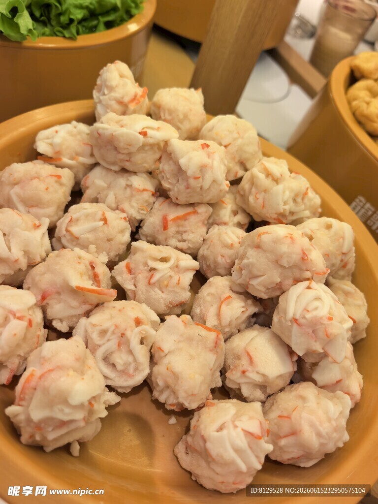 木盘里的美味鲜虾肉丸