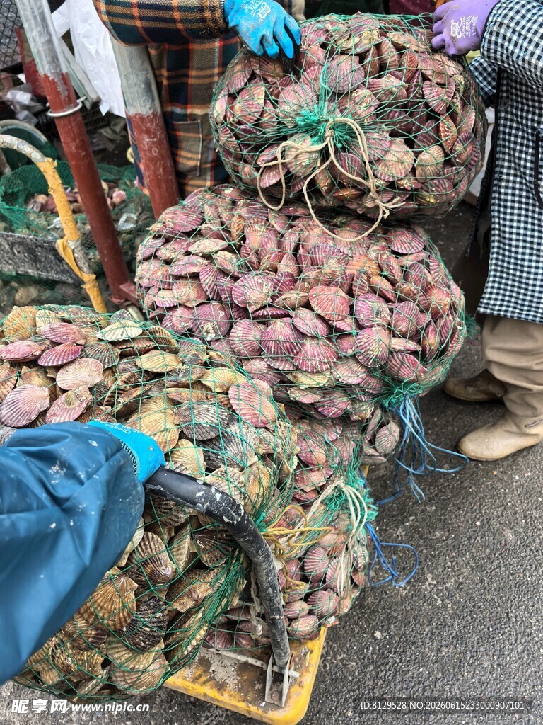 市场中堆放的多彩土豆