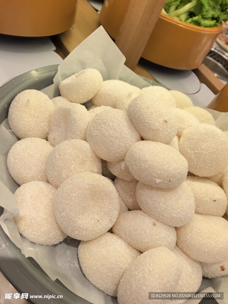 新鲜白馍整齐摆放