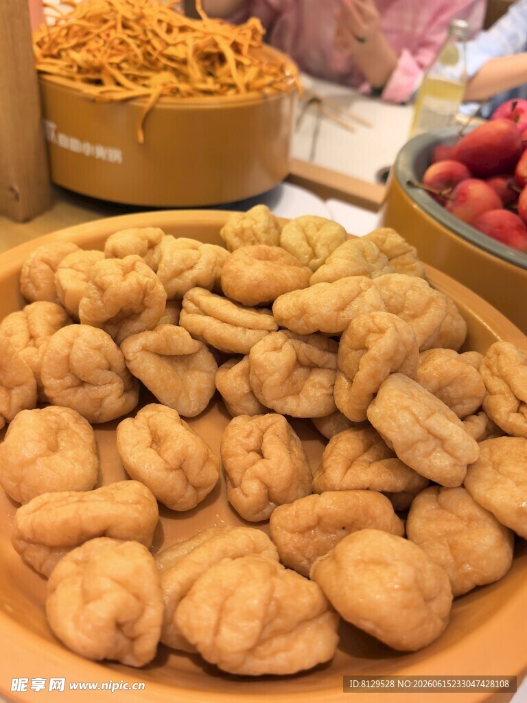 美味特色小零食摆拍展示
