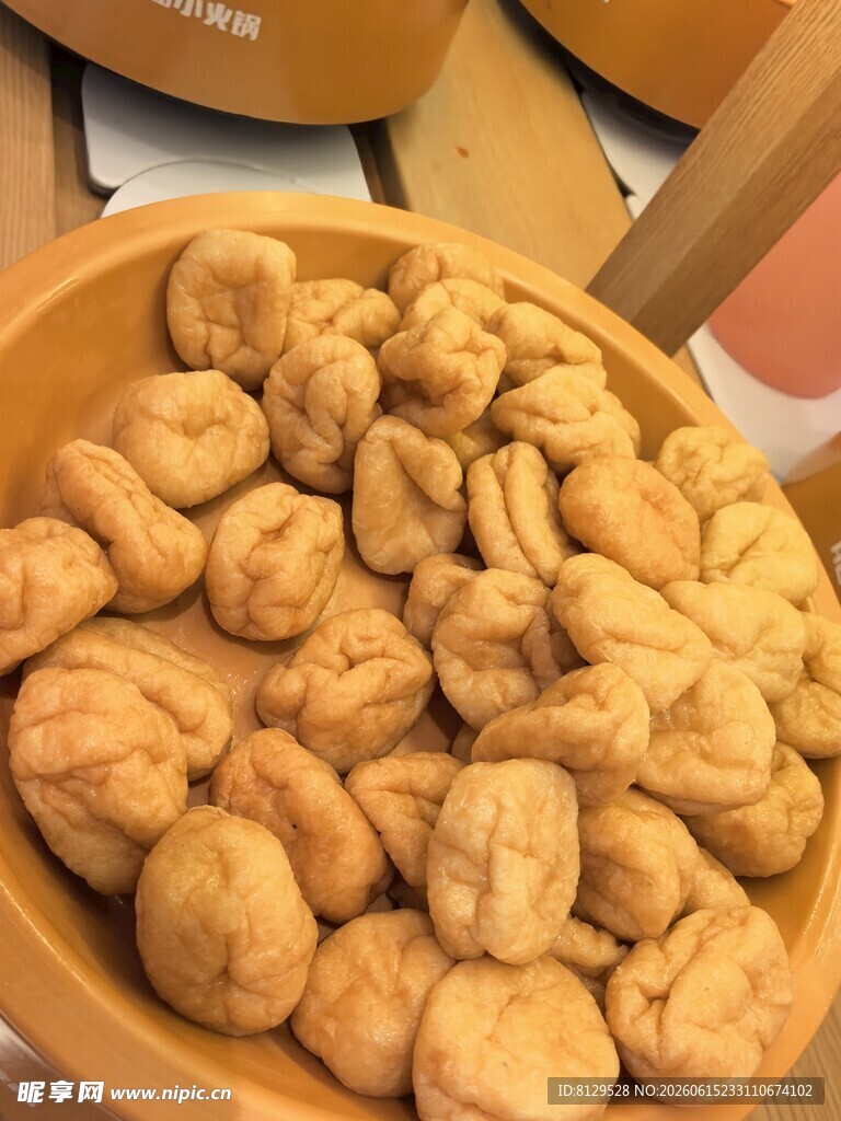 木碗中的美味小酥球