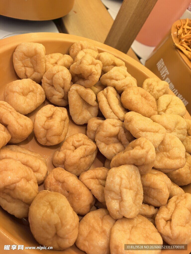 木盘里的美味坚果