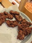 美味炸鸡摆放在盘中