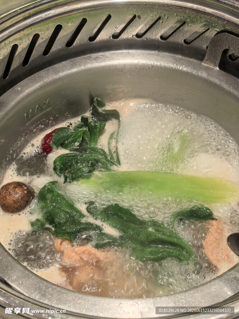 锅中热气腾腾的养生火锅