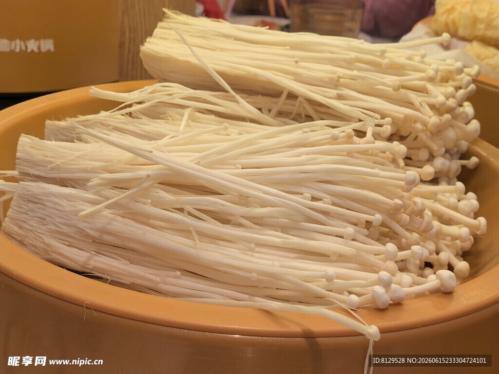 新鲜金针菇摆放在木盘上