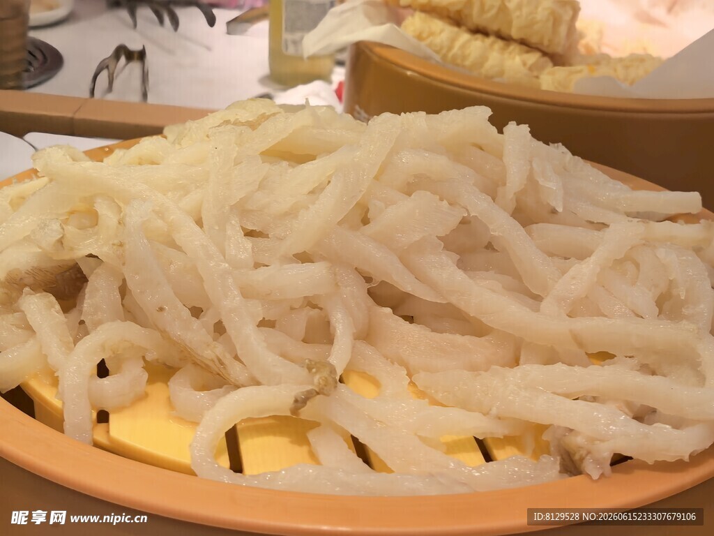 一盘爽口的丝状食材