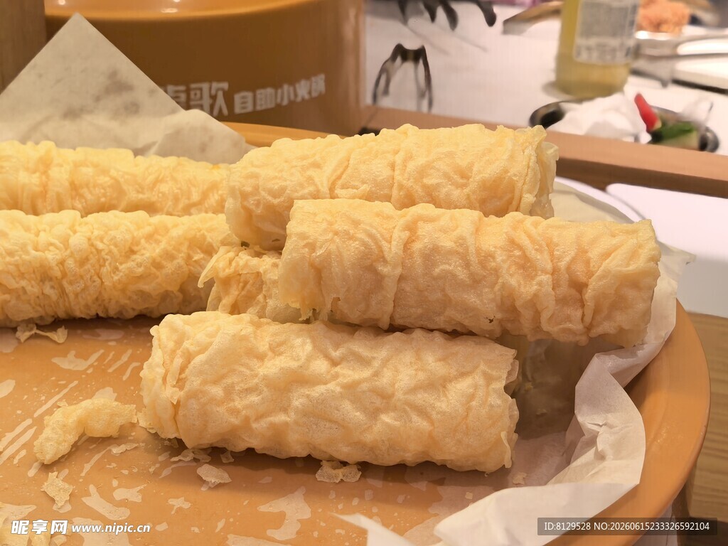 金黄酥脆炸春卷