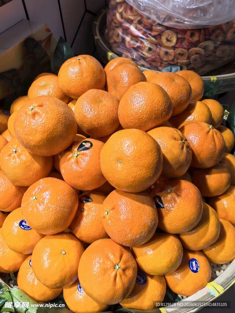 新鲜饱满的橘子堆成小山