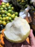 剥开的甜瓜展示鲜嫩果肉
