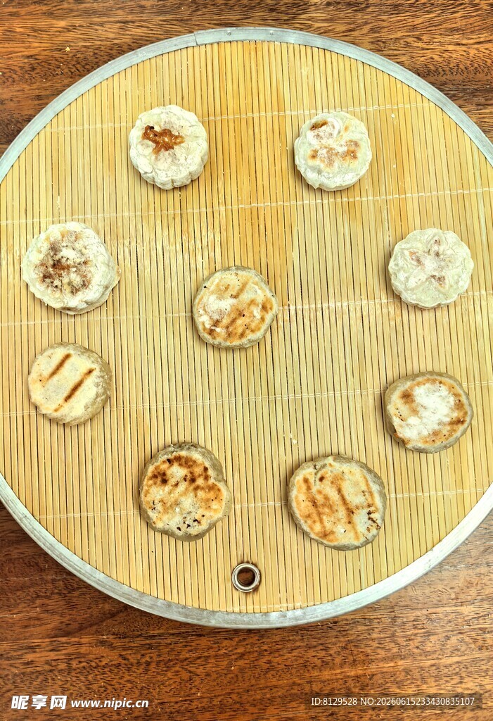 竹制托盘上的多样点心