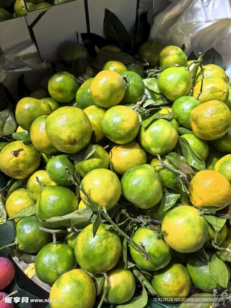 新鲜青橙摊位特写