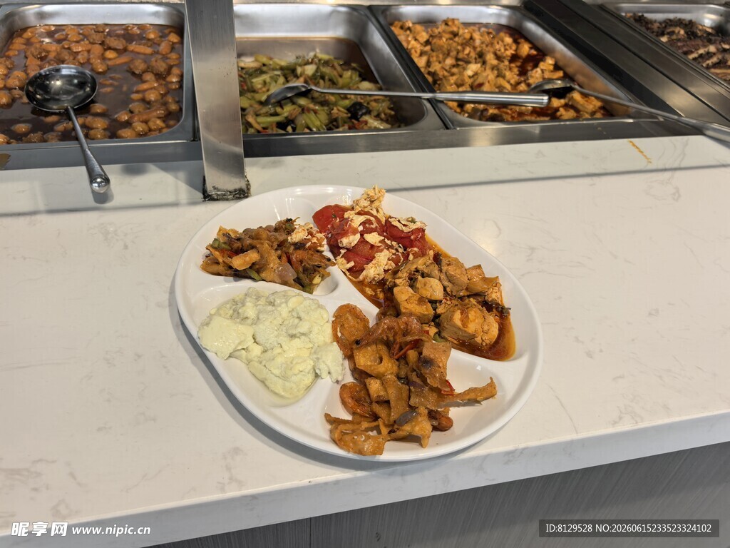 自助餐厅美味鸡肉菜肴