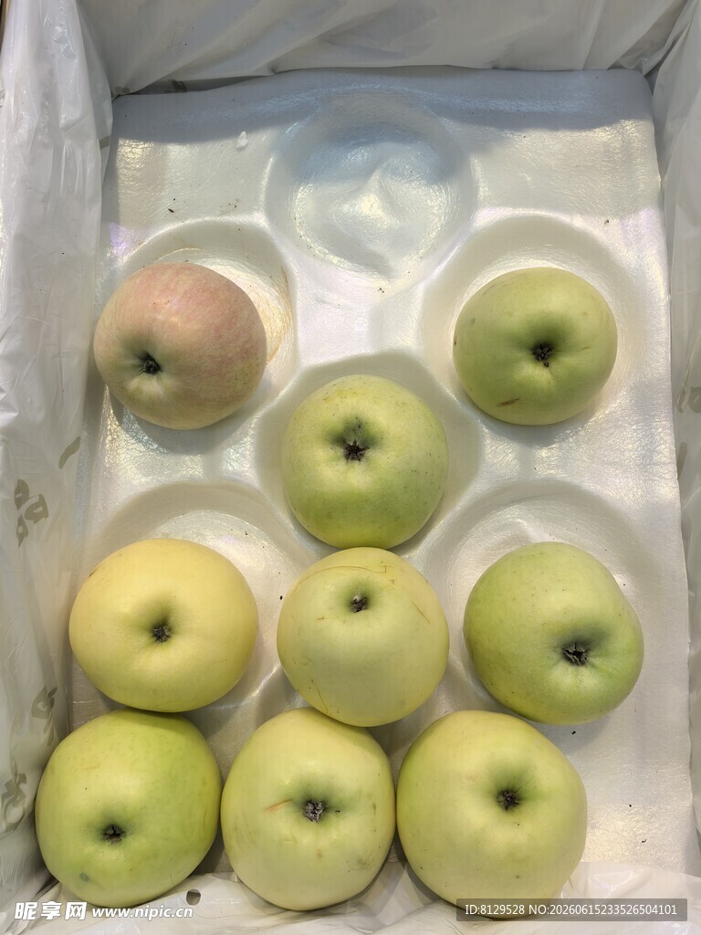 盒装青苹果与少量红苹果