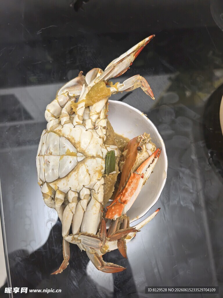 盘中鲜活螃蟹与虾