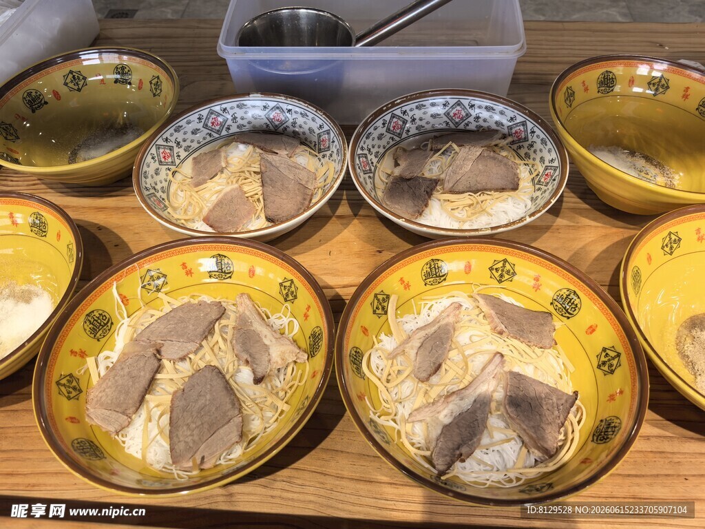 日式刺身拼盘展示