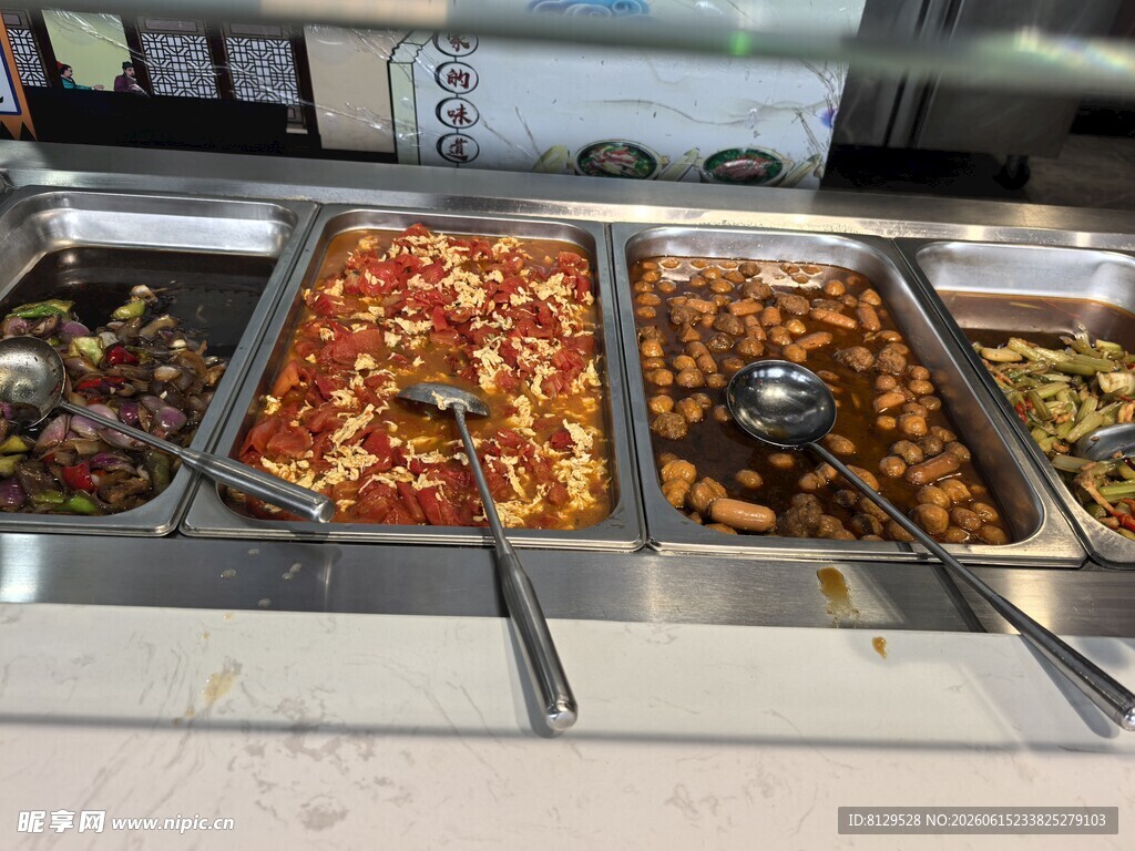 多样美食自助餐台展示