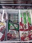 冰箱内丰富多样的袋装食品
