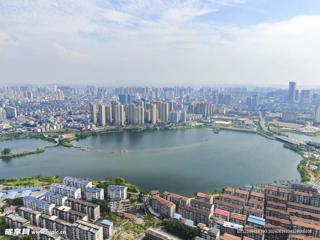 城市湖畔风光全景