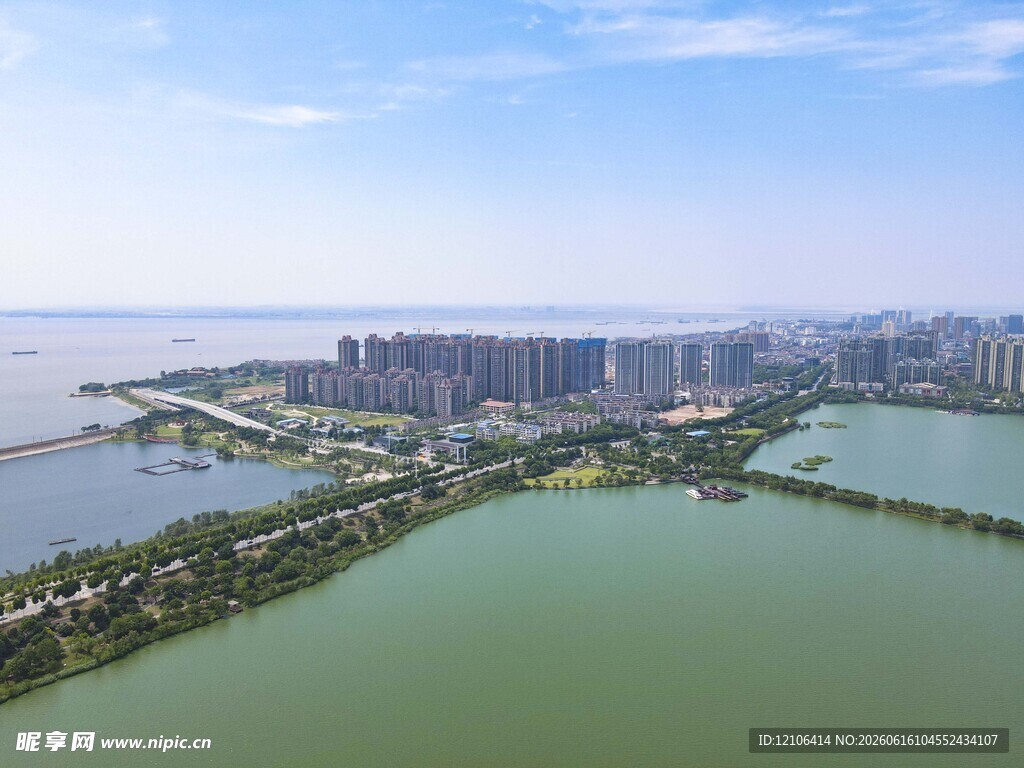 城市湖畔风光全景
