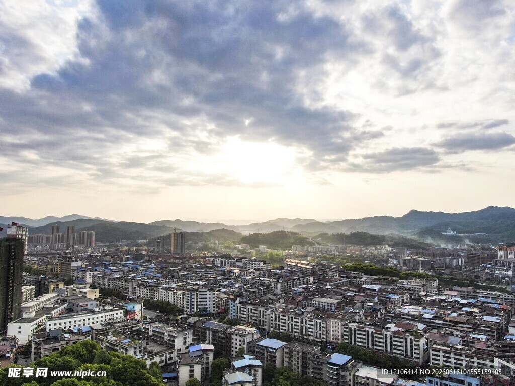 城市全景夕阳下的美丽风光