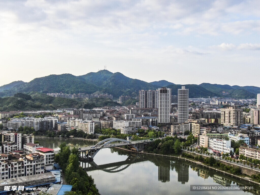 河畔城市风光与远山景色