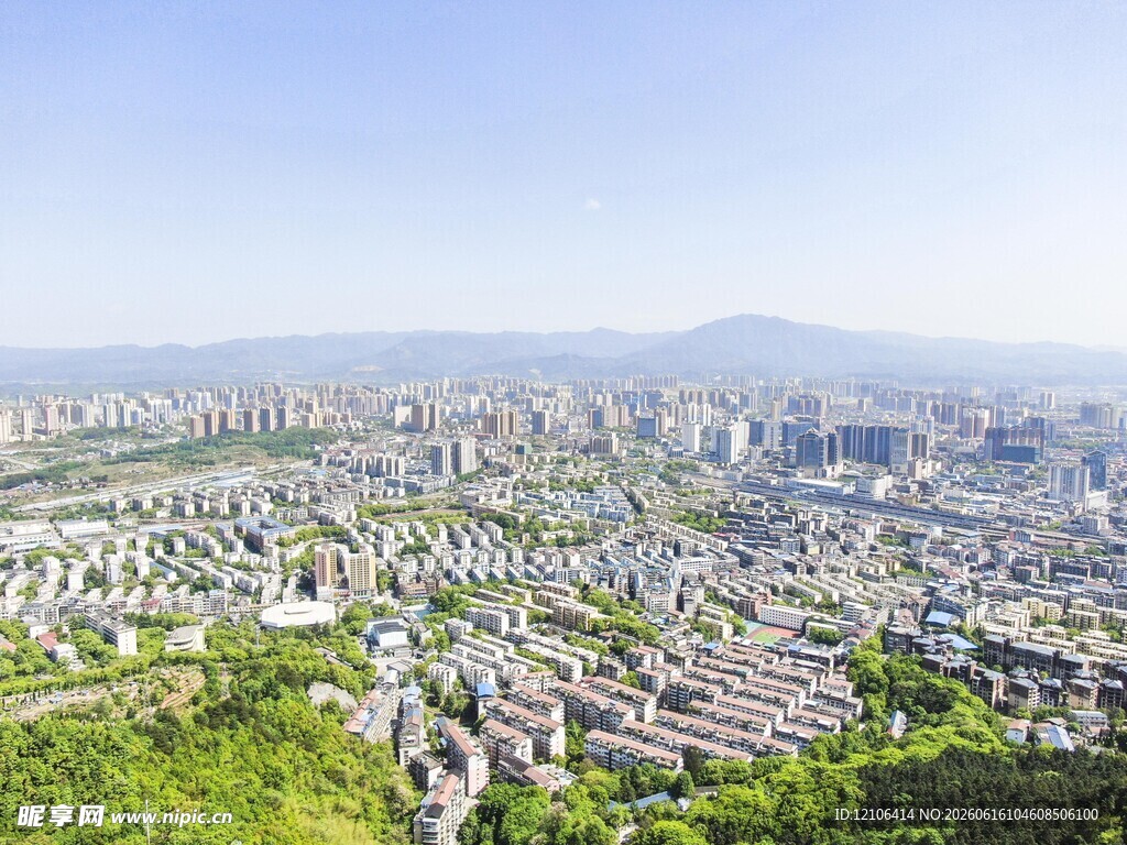 俯瞰城市与绿地景观