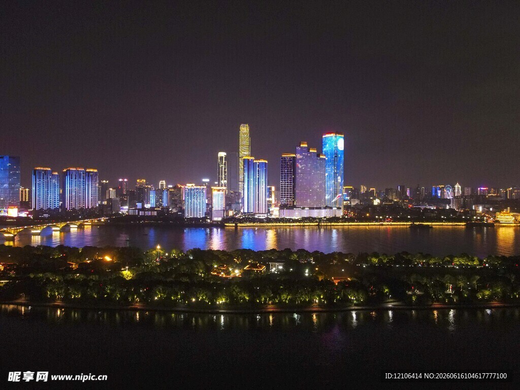 城市璀璨夜景俯瞰图