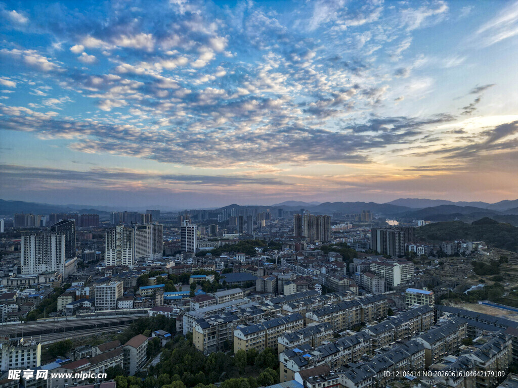 城市日落全景俯瞰图