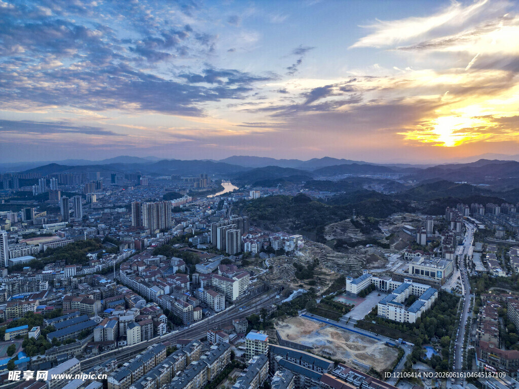 城市日落全景俯瞰图