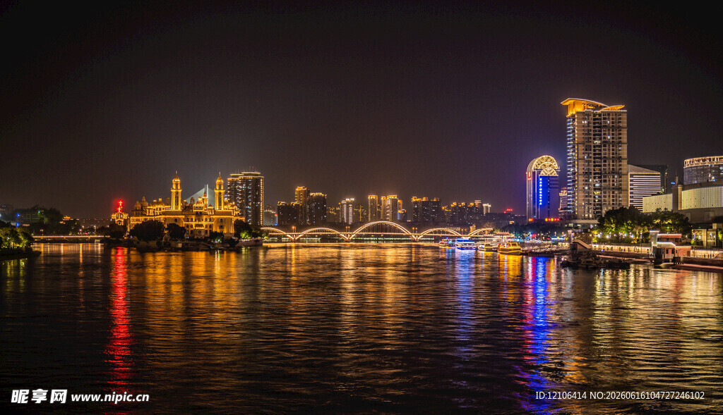 城市夜景璀璨的河畔风光