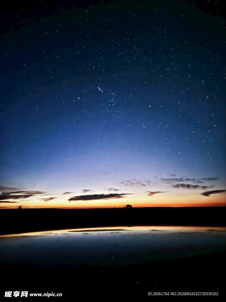 湖畔星空下的静谧黄昏