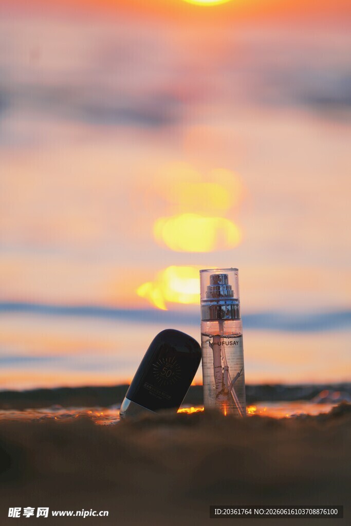 夕阳下的瓶子