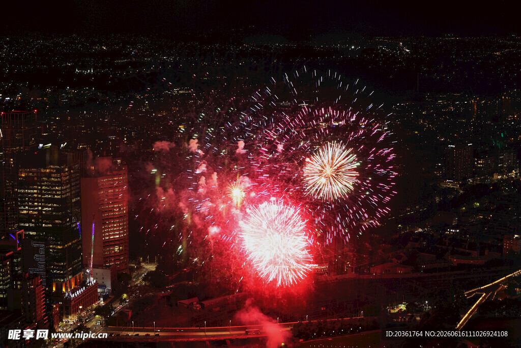 城市夜空绚烂的烟花绽放