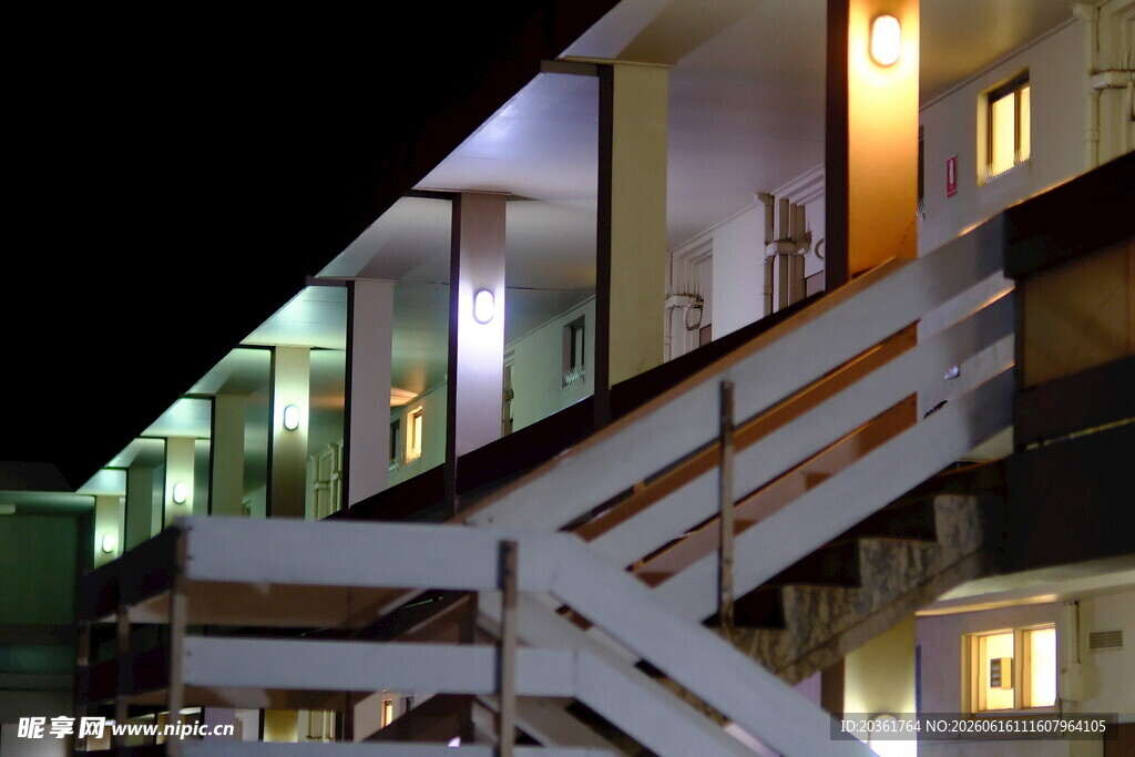 夜间光影下的建筑楼梯