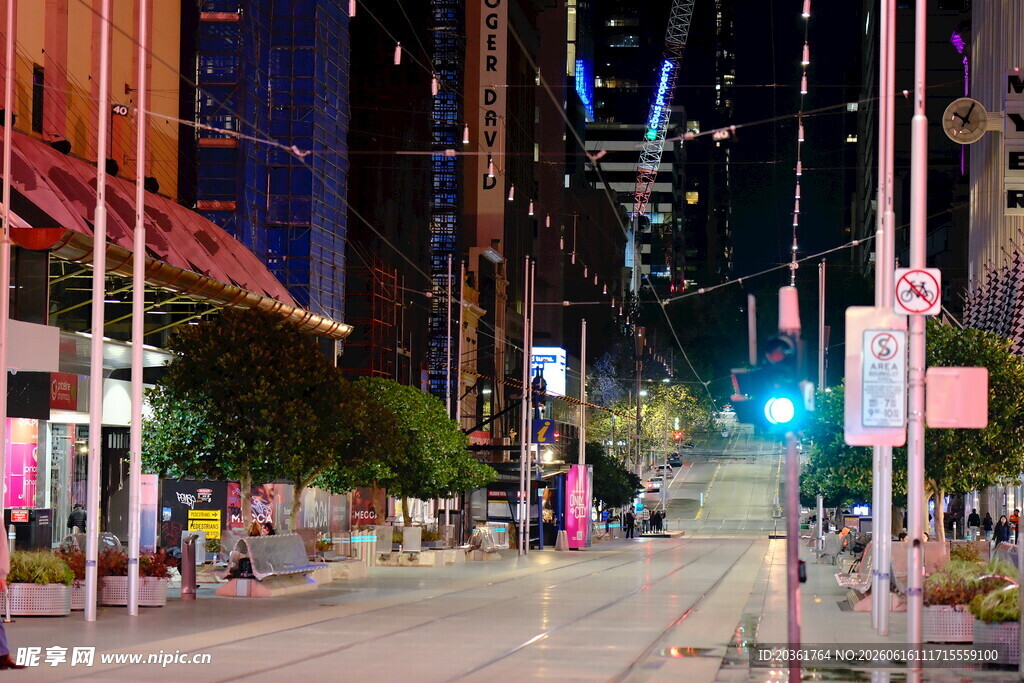 城市夜晚街道的繁华景象