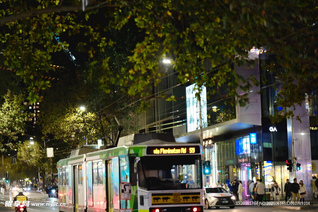 城市夜间街道的公交景象