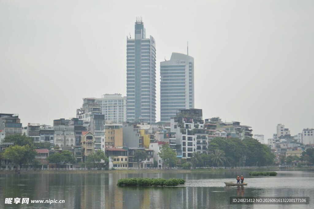 湖畔城市高楼景观