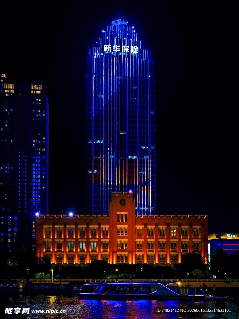 城市夜景中的灯火辉煌建筑
