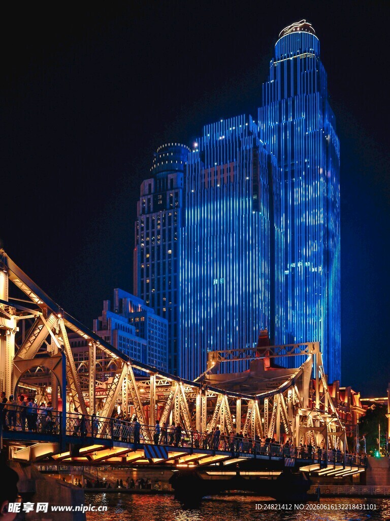 璀璨夜景下的城市标志性建筑