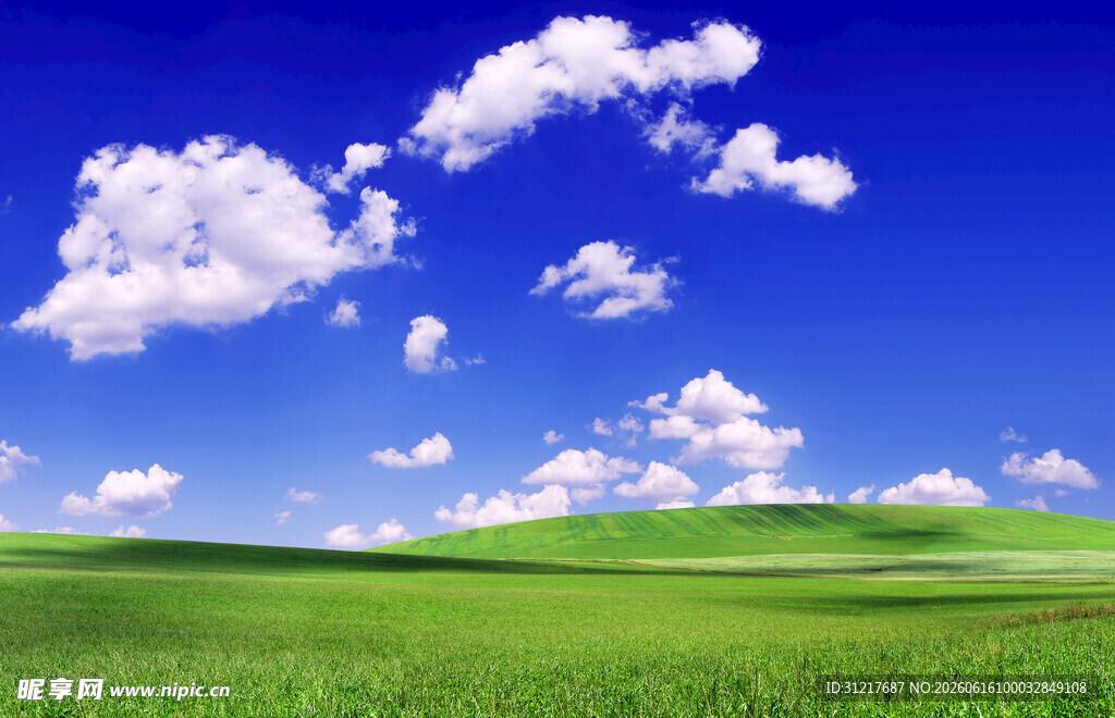 蓝天绿地美景