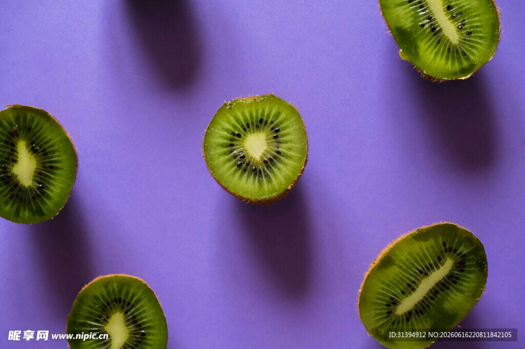 紫色背景上的切片猕猴桃
