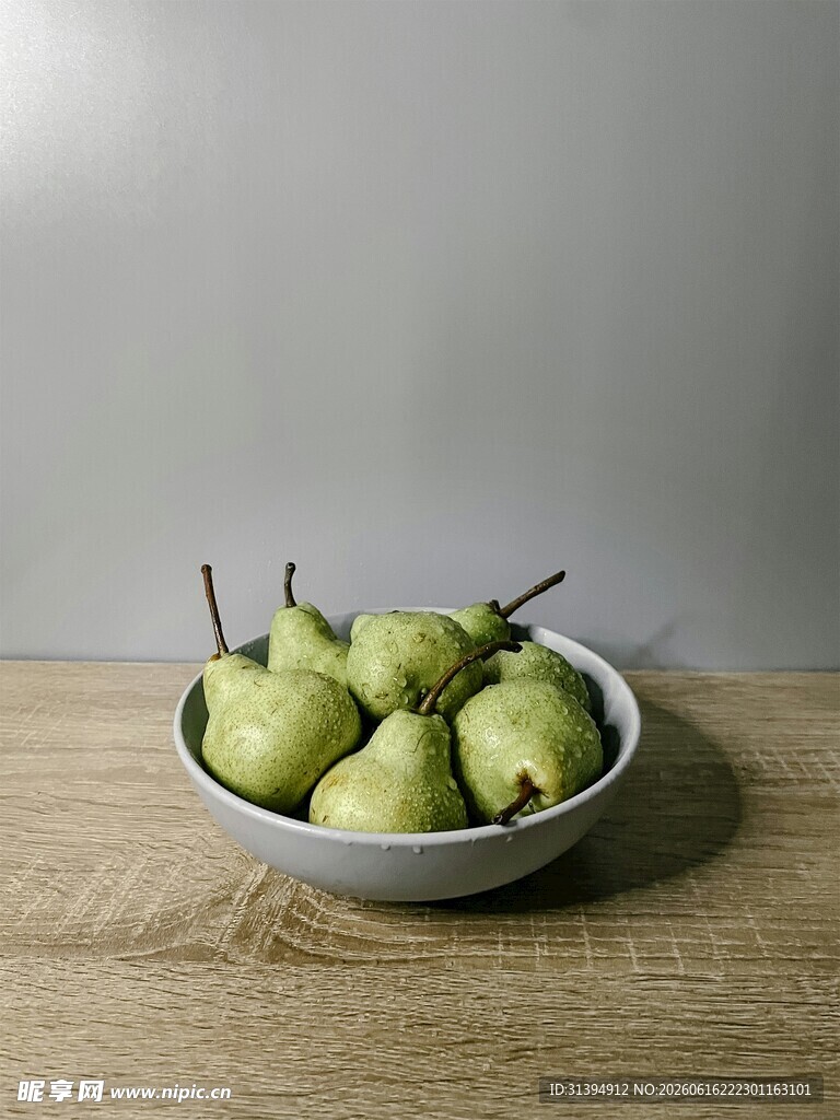 碗中青梨摆于木桌之上