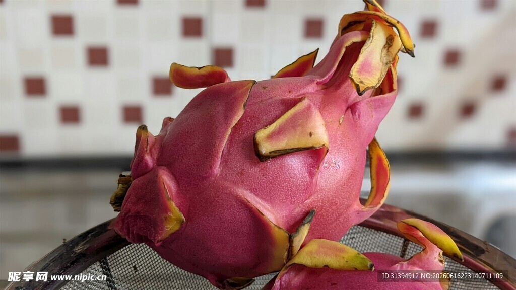 剥开的火龙果特写