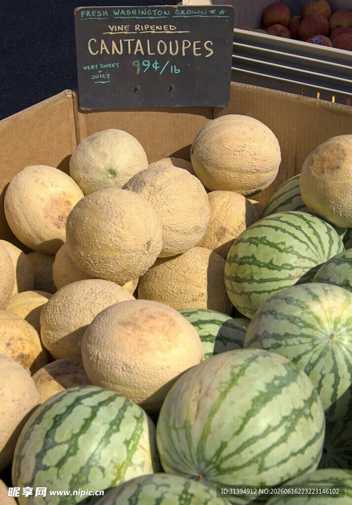新鲜瓜类水果堆放在一起