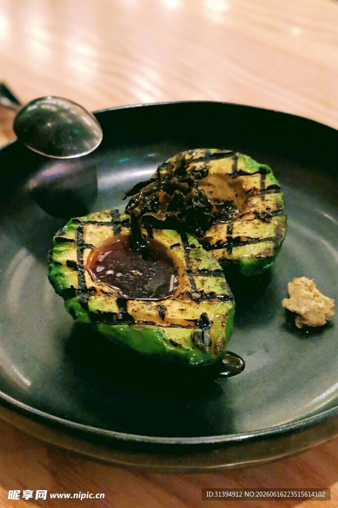 美味牛油果料理摆盘特写