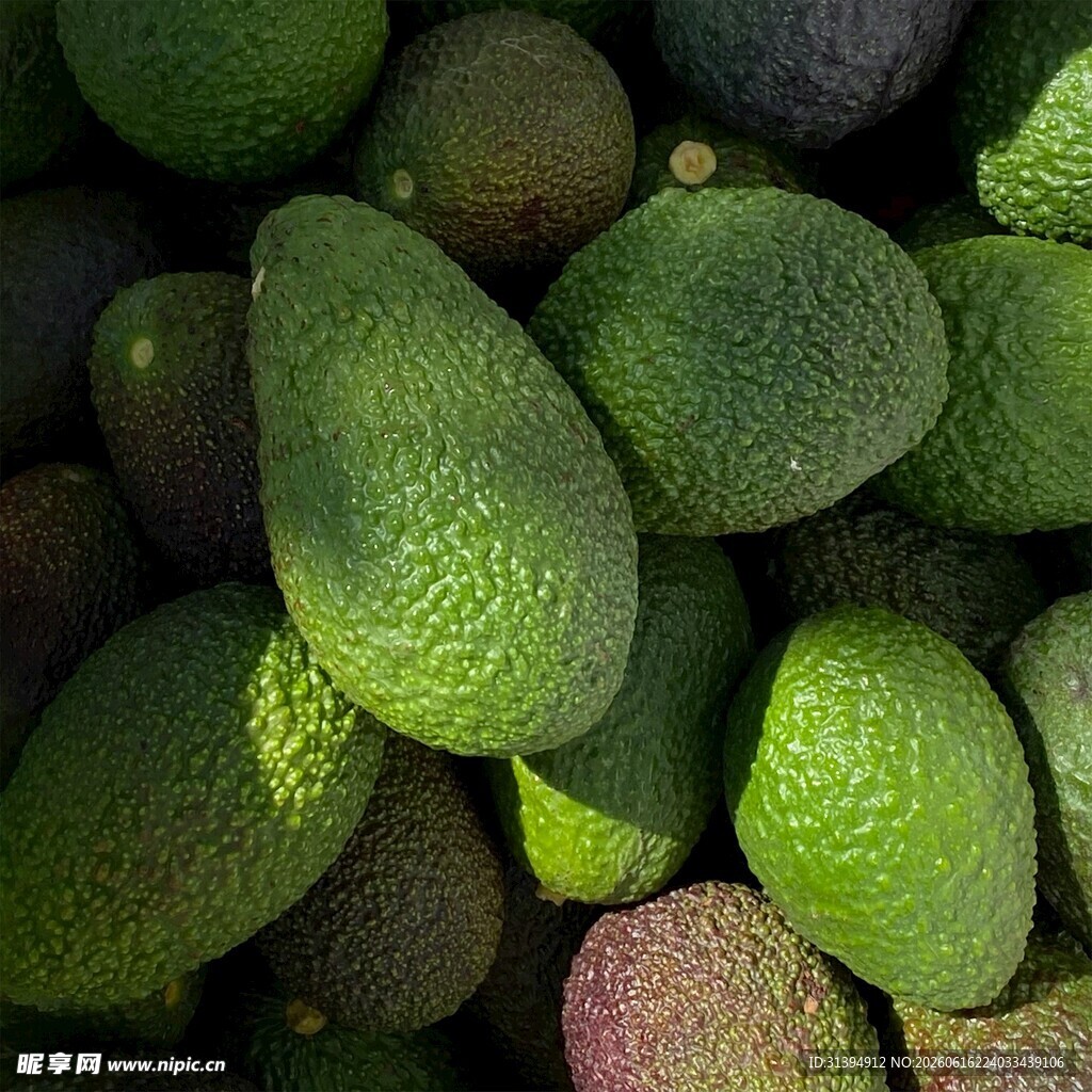 新鲜牛油果堆成诱人景象