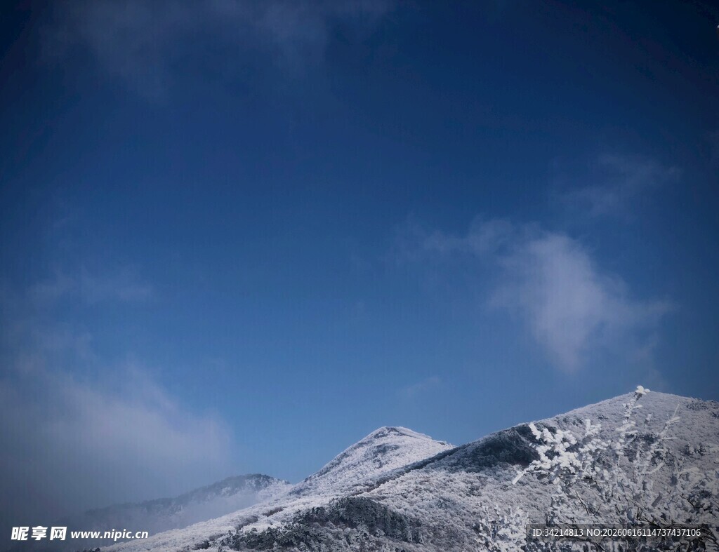 雪山蓝天美景