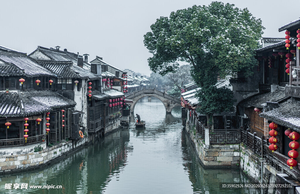 江南水乡古巷中的静谧景致