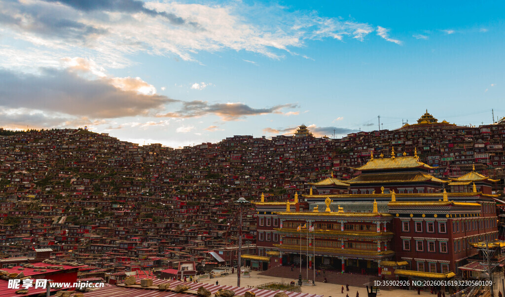 藏区金顶寺庙壮丽景观