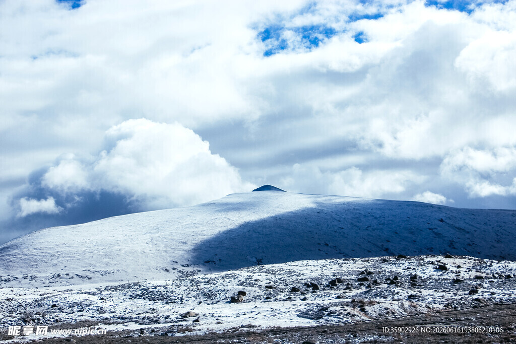 雪山云海壮丽自然景观